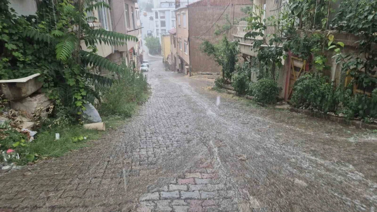 Tekirdağ Süleymanpaşa'da sağanak yağış yolları göle çevirdi