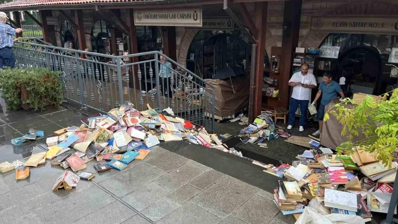 Üsküdar Sahaflar Çarşısı'nı su bastı, yüzlerce kitap zarar gördü