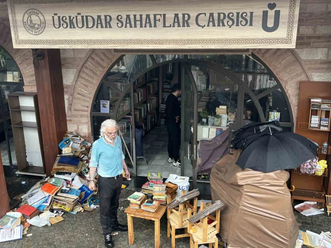 Üsküdar Sahaflar Çarşısı'nı su bastı, yüzlerce kitap zarar gördü