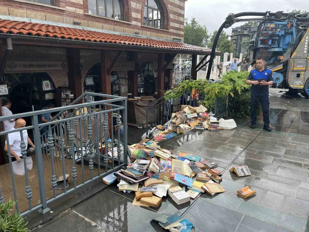 Üsküdar Sahaflar Çarşısı'nı su bastı, yüzlerce kitap zarar gördü