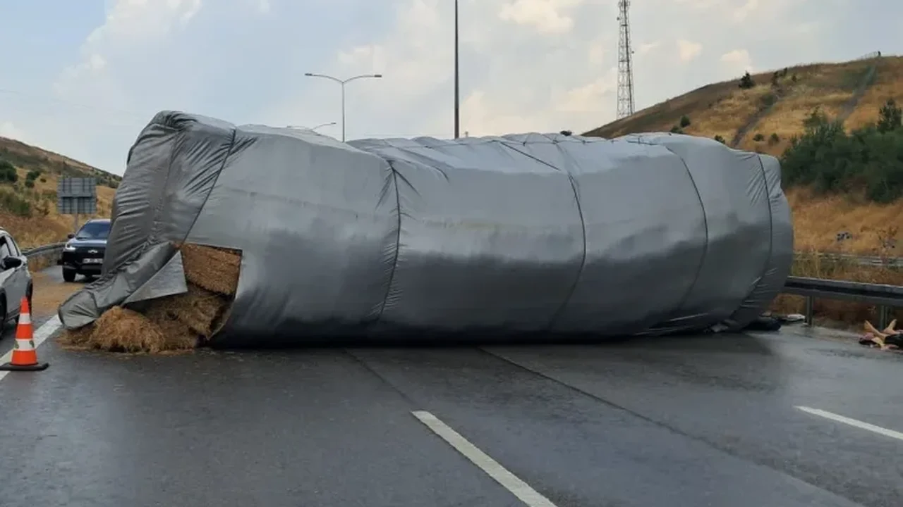 Balıkesir'de saman yüklü tır devrildi, otoyol kapandı