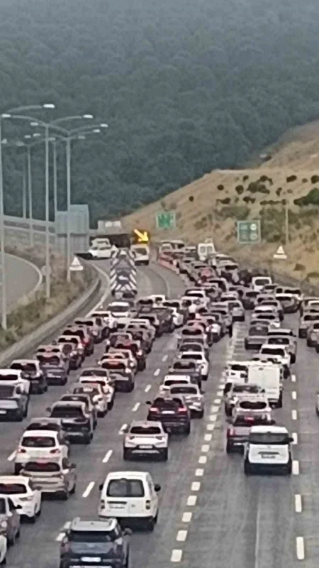 Balıkesir'de saman yüklü tır devrildi, otoyol kapandı