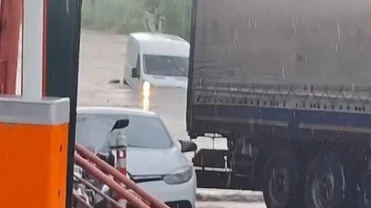 Kocaeli'de sağanak hayatı felç etti: Araçlar suda mahsur kaldı