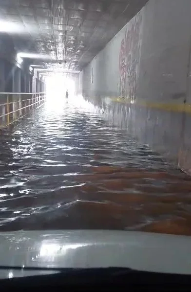 Kocaeli'de sağanak hayatı felç etti: Araçlar suda mahsur kaldı