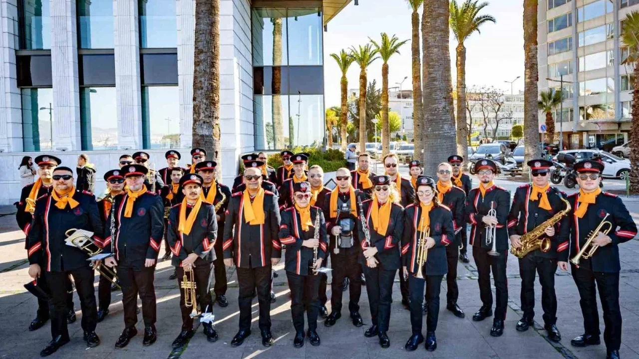 İzmir Büyükşehir Belediyesi Bandosu 83 yıldır kente eşlik ediyor