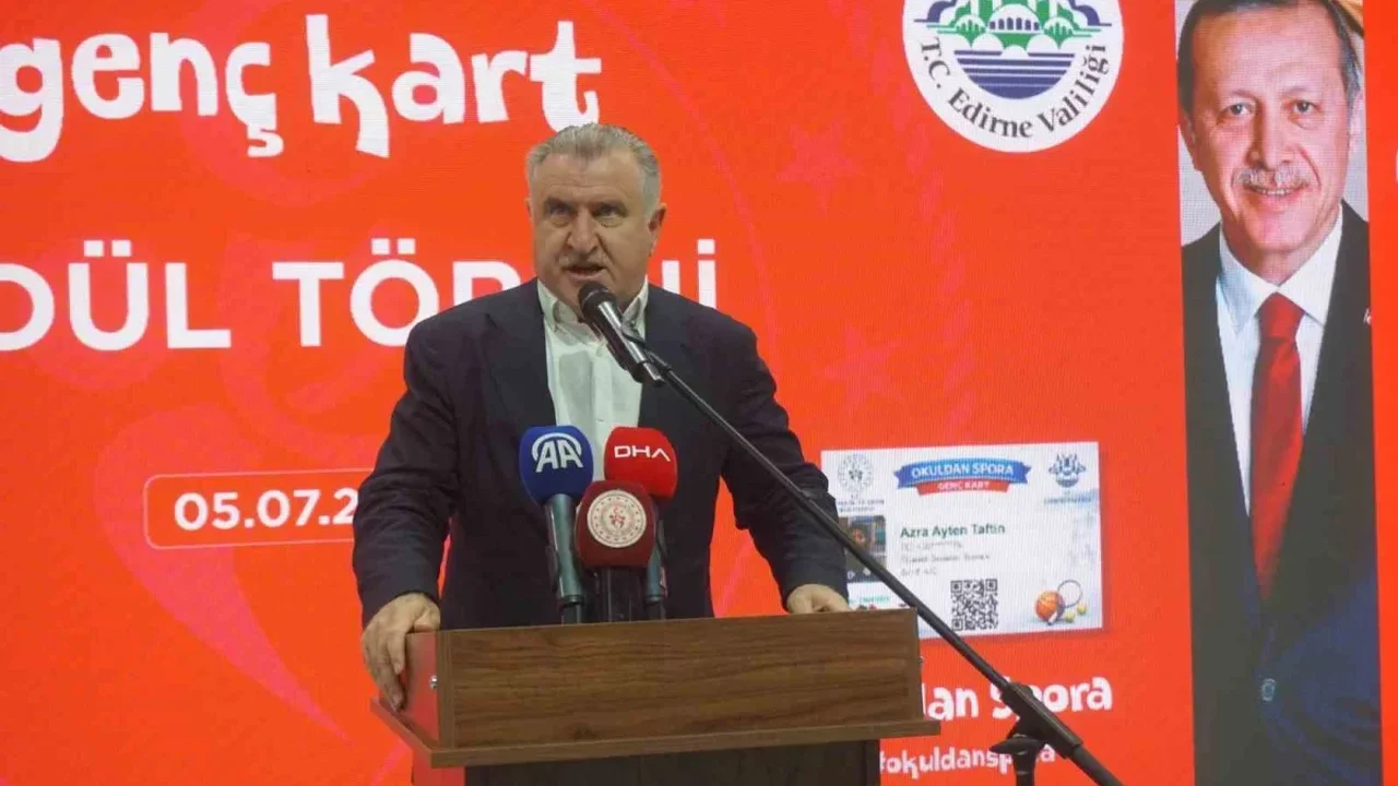 Osman Aşkın Bak: Gençleri spora yönlendirmek önceliğimiz