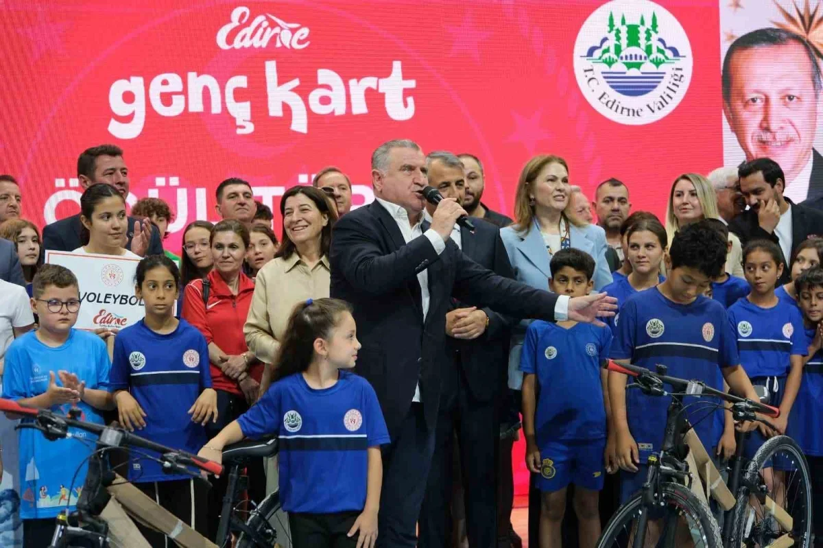 Osman Aşkın Bak: Gençleri spora yönlendirmek önceliğimiz