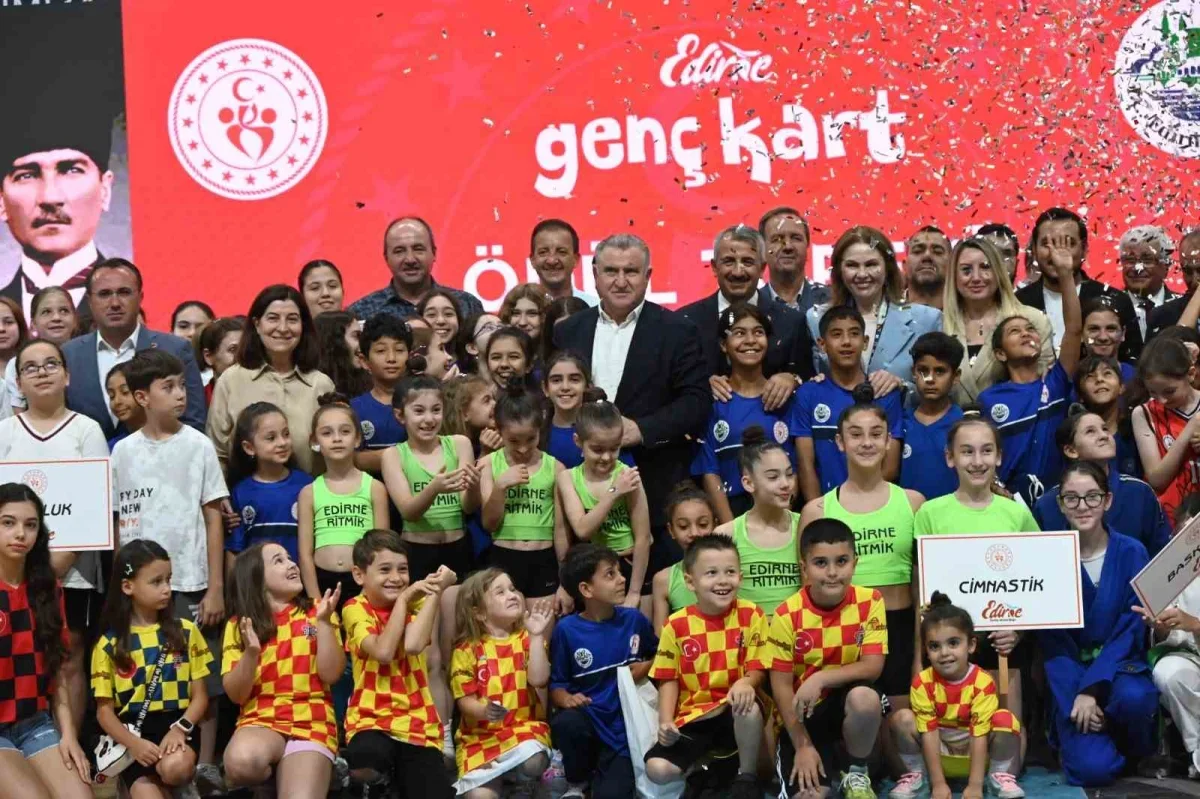 Osman Aşkın Bak: Gençleri spora yönlendirmek önceliğimiz