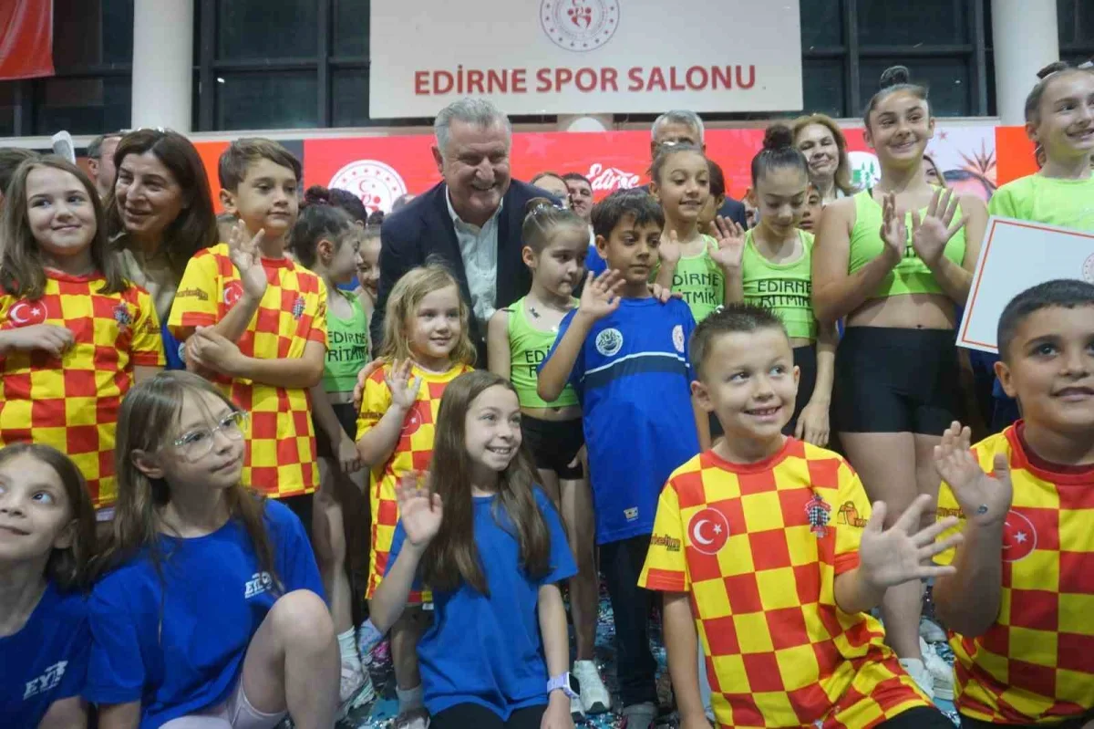 Osman Aşkın Bak: Gençleri spora yönlendirmek önceliğimiz