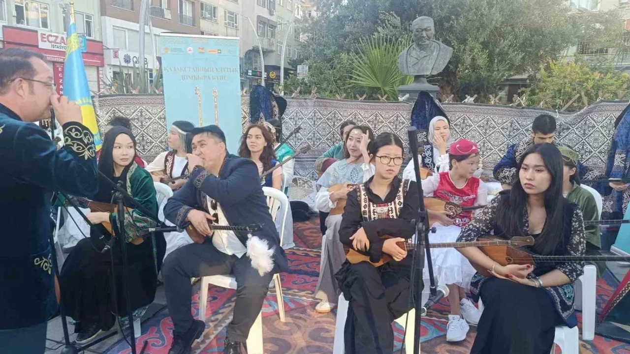 İstanbul'da Ulusal Dombra Günü etkinliği Zeytinburnu'nda kutlandı