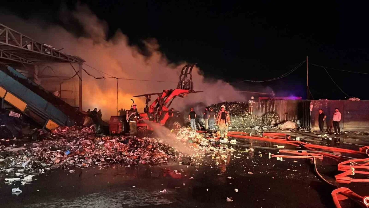 Bursa'da geri dönüşüm tesisinde yangın: Alevler geceyi aydınlattı