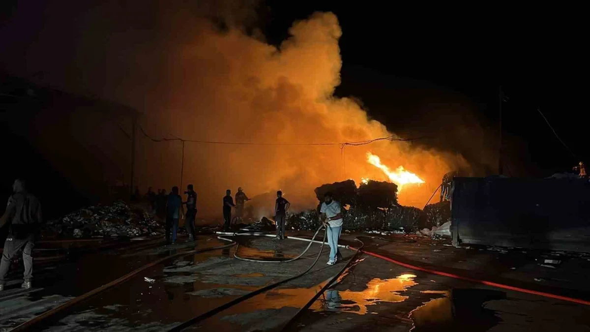 Bursa'da geri dönüşüm tesisinde yangın: Alevler geceyi aydınlattı