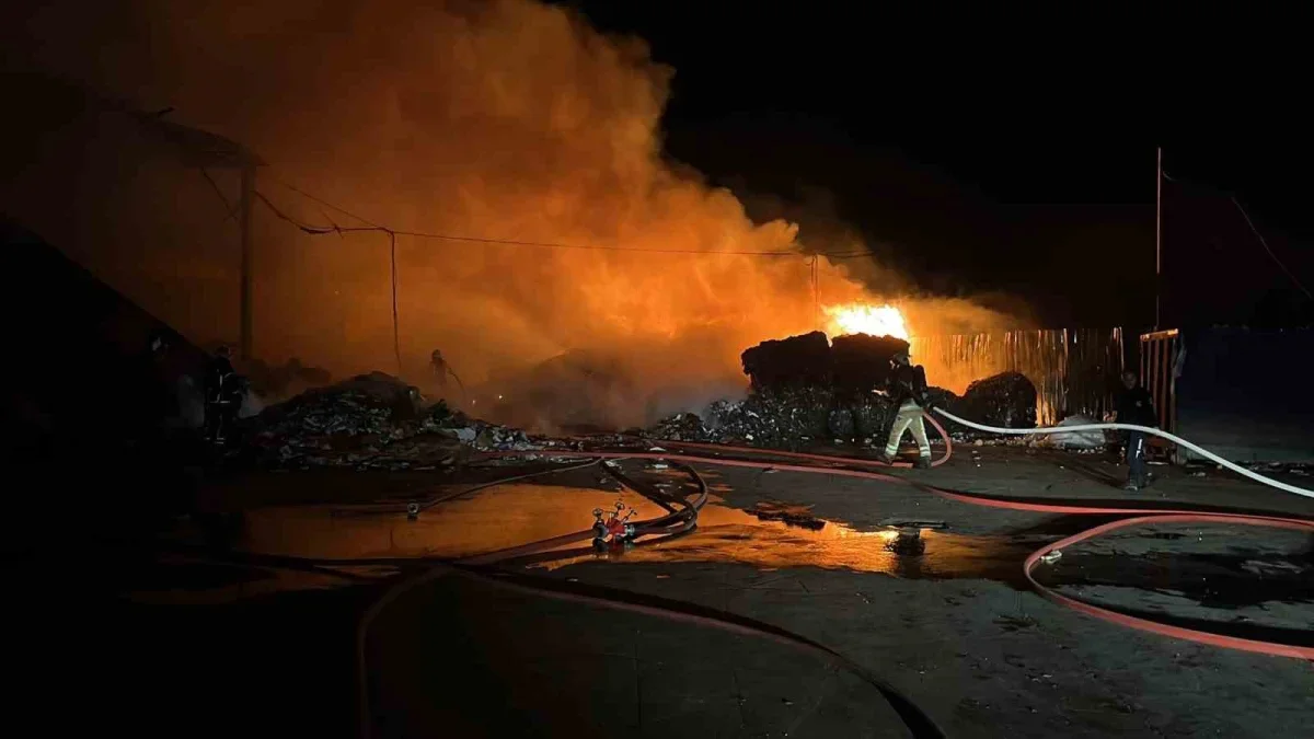 Bursa'da geri dönüşüm tesisinde yangın: Alevler geceyi aydınlattı