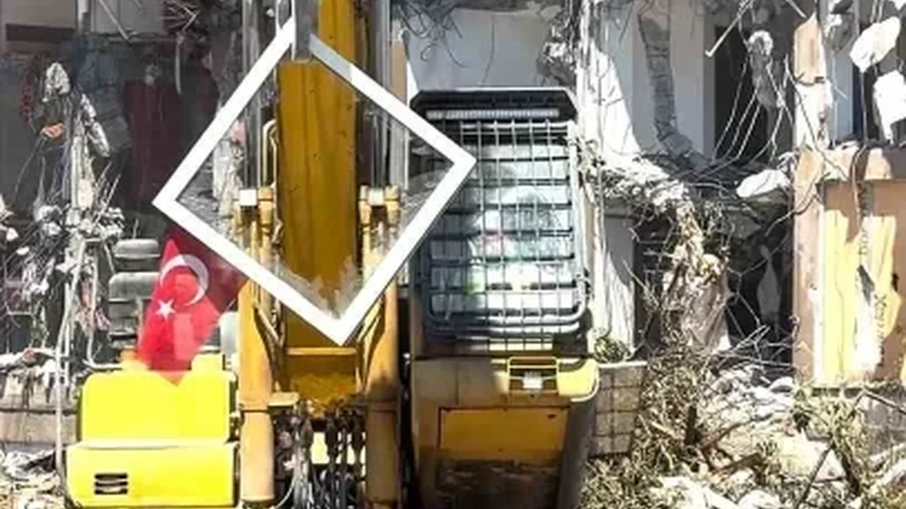 Pendik'te yıkım sırasında Türk bayrağı için çalışmayı durdurdu