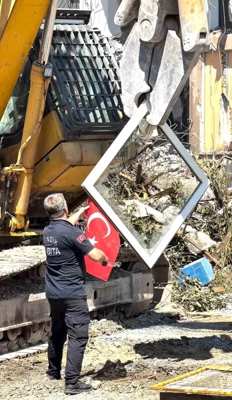 Pendik'te yıkım sırasında Türk bayrağı için çalışmayı durdurdu