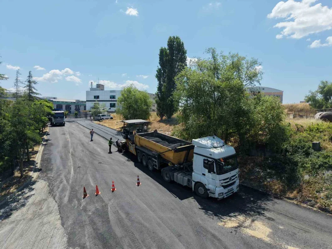 Esenyurt'ta yol yenileme çalışmaları 62 bin ton asfalta ulaştı