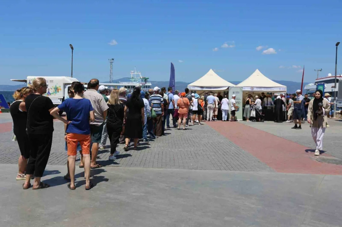 Mudanya'da aşure ikramı: Bursa Büyükşehir Belediyesi sürdürdü