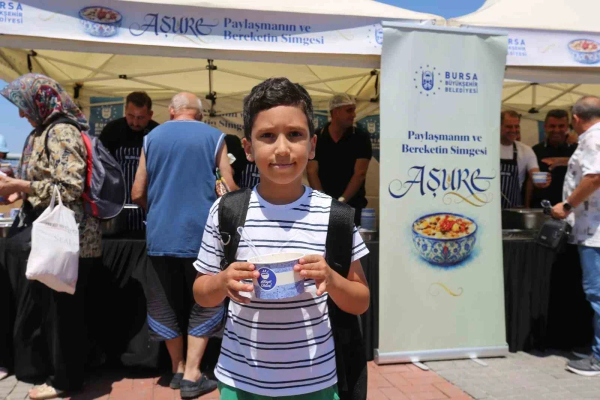 Mudanya'da aşure ikramı: Bursa Büyükşehir Belediyesi sürdürdü