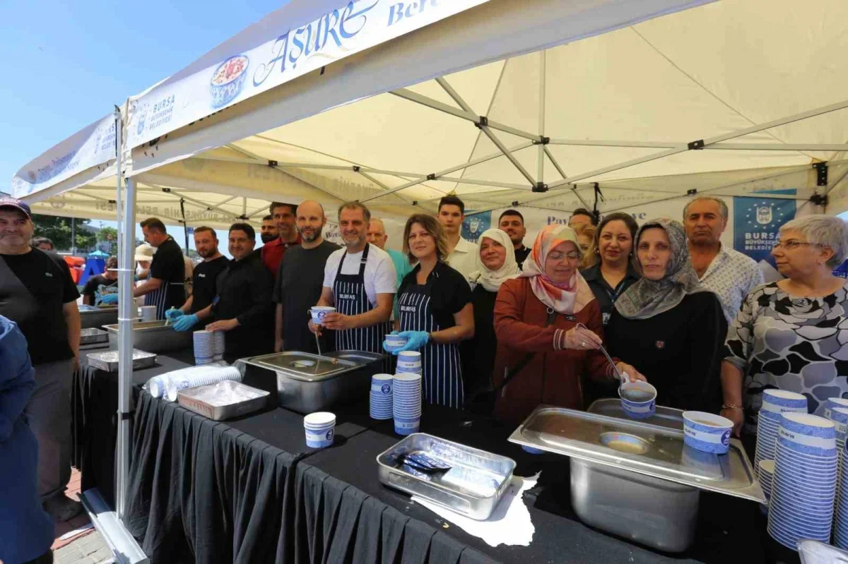 Mudanya'da aşure ikramı: Bursa Büyükşehir Belediyesi sürdürdü