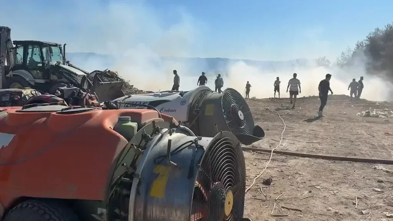 İznik'te çöp tesisindeki yangına çiftçiler traktörleriyle destek verdi