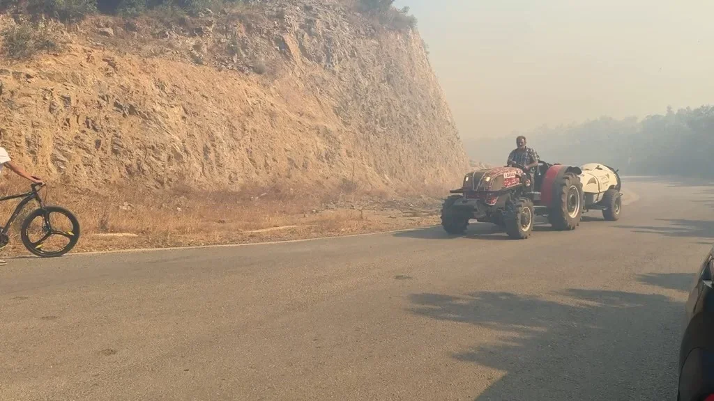 İznik'te çöp tesisindeki yangına çiftçiler traktörleriyle destek verdi