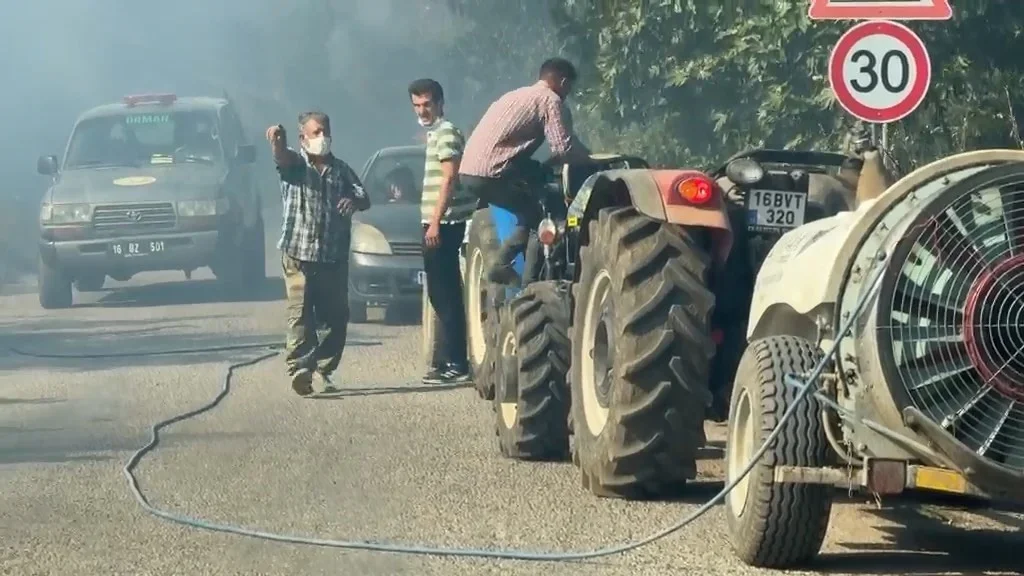İznik'te çöp tesisindeki yangına çiftçiler traktörleriyle destek verdi