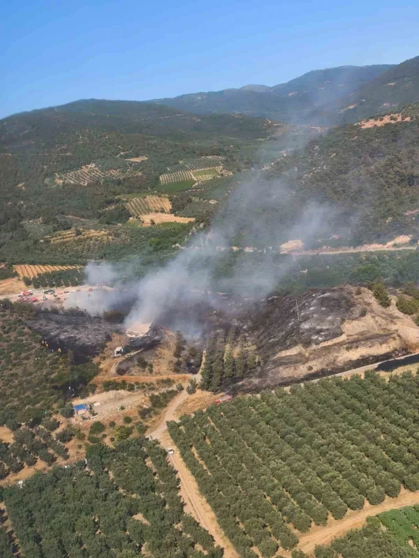 İznik'te çöp tesisindeki yangına çiftçiler traktörleriyle destek verdi