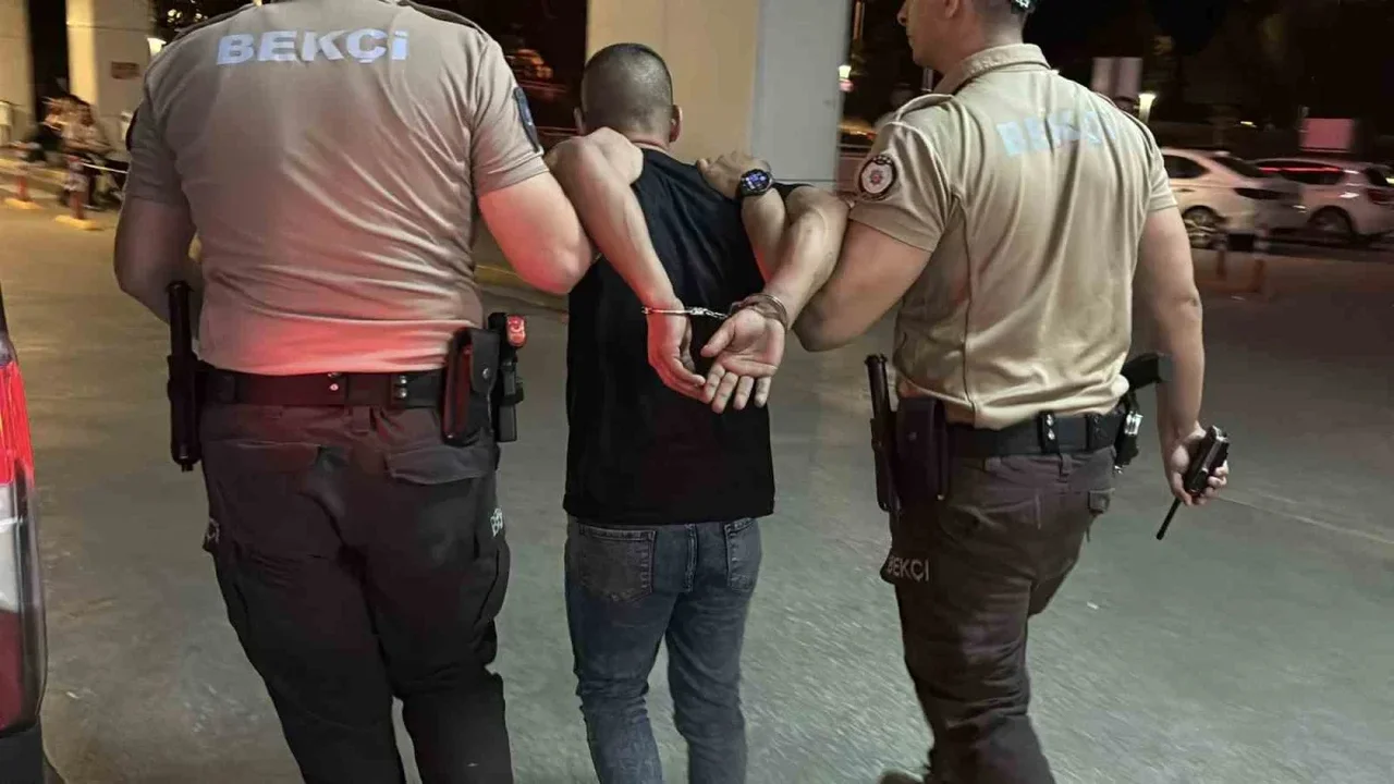 Edirne'de 24 düzensiz göçmen ve kaçakçılık şüphelisi yakalandı