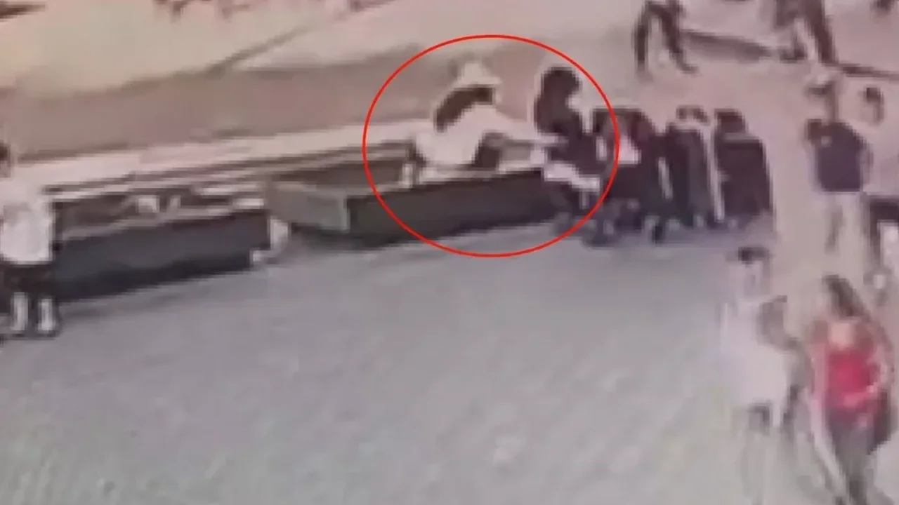 Fatih'te bankta oturan vatandaşın çantasını çalan kadın yakalandı