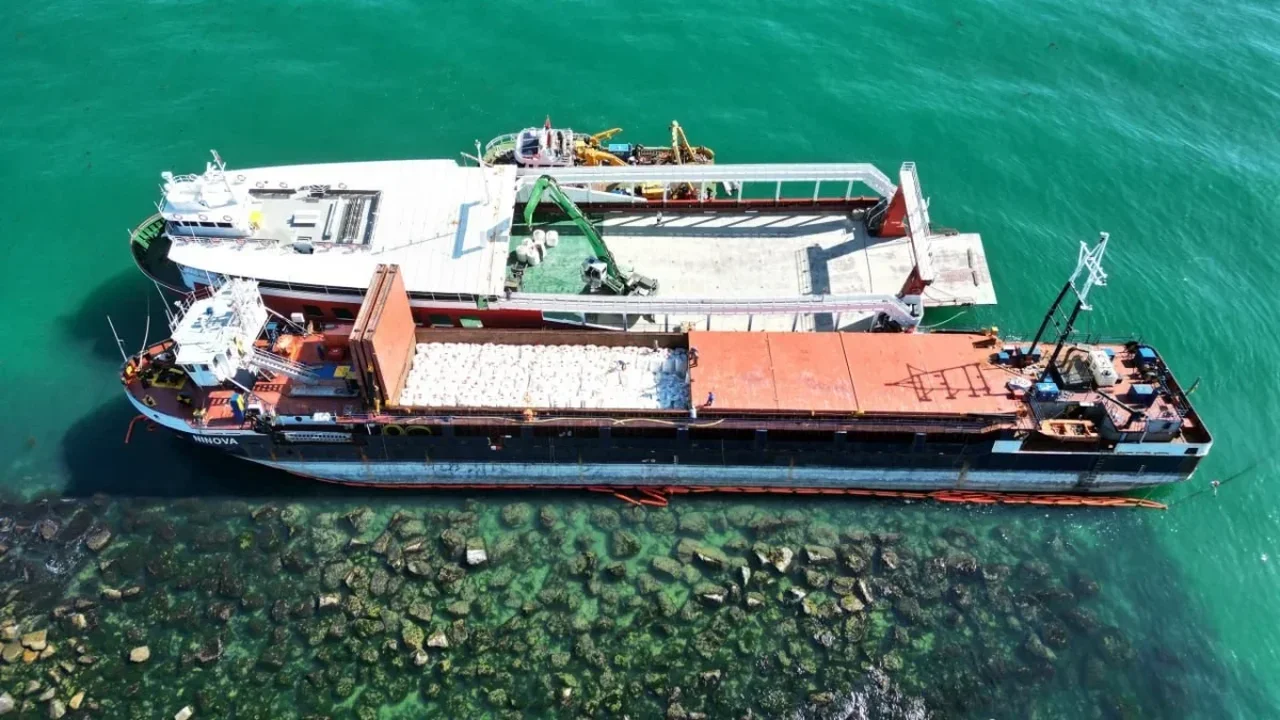 Karasu'da karaya oturan NINOVA gemisi için yük boşaltma başladı