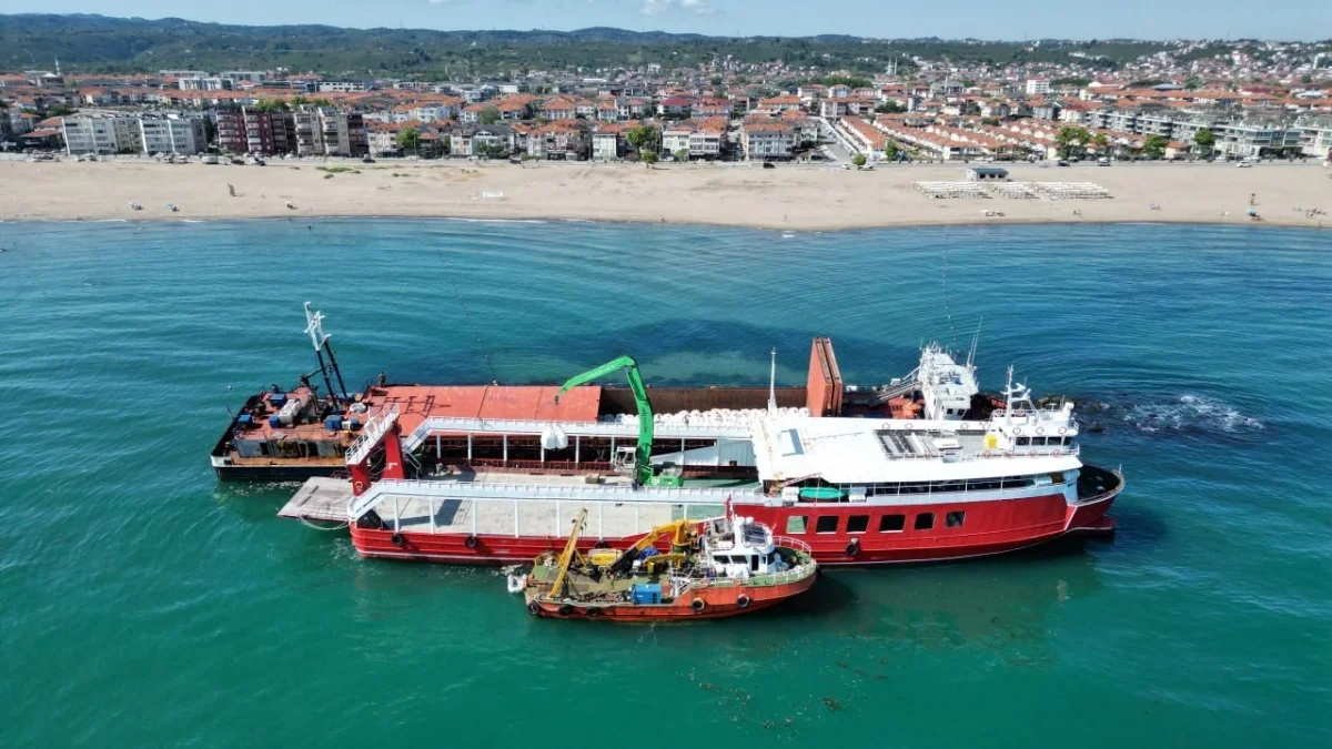 Karasu'da karaya oturan NINOVA gemisi için yük boşaltma başladı