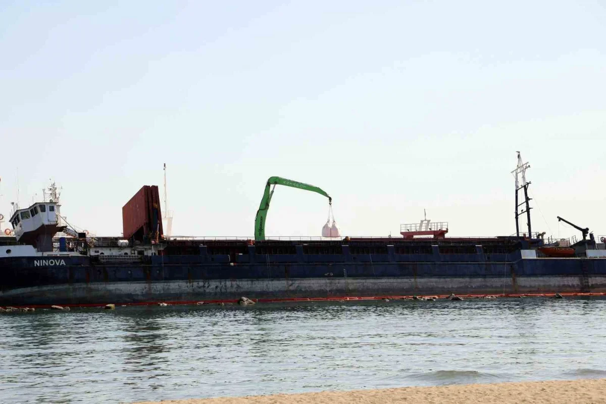 Karasu'da karaya oturan NINOVA gemisi için yük boşaltma başladı
