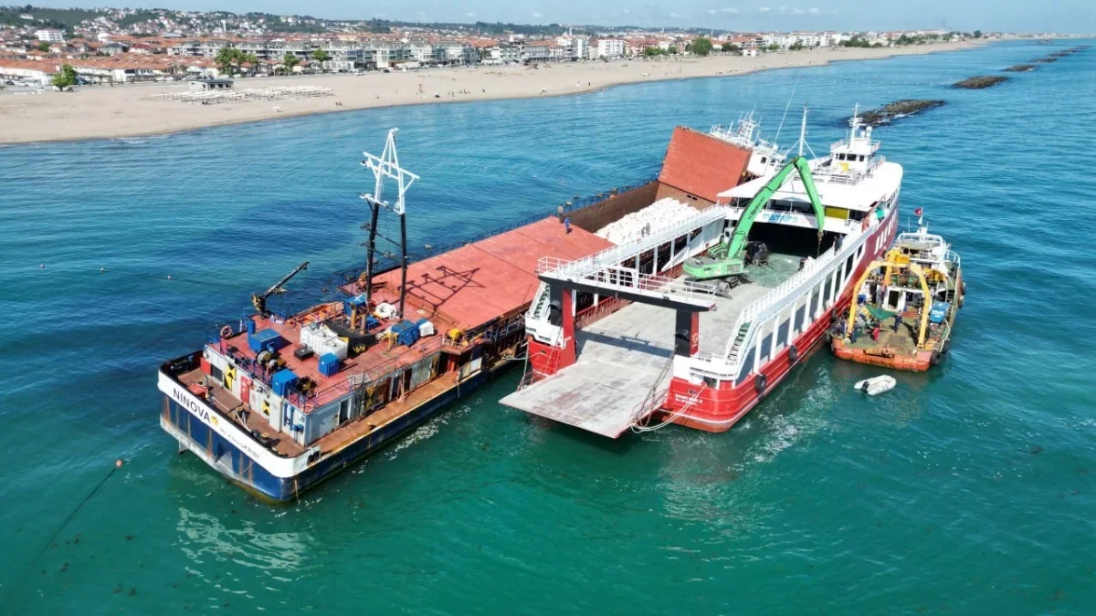 Karasu'da karaya oturan NINOVA gemisi için yük boşaltma başladı