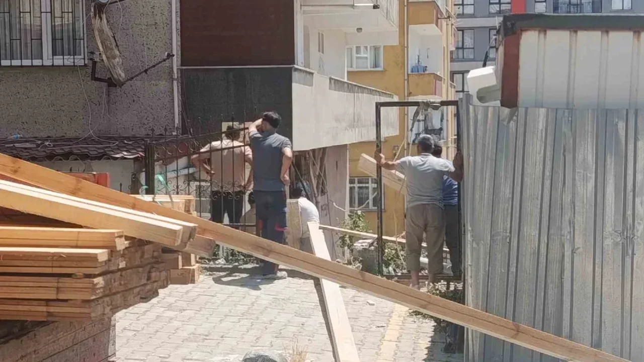 Küçükçekmece'de inşaat sırasında merdiven çöktü, tahliye yapıldı