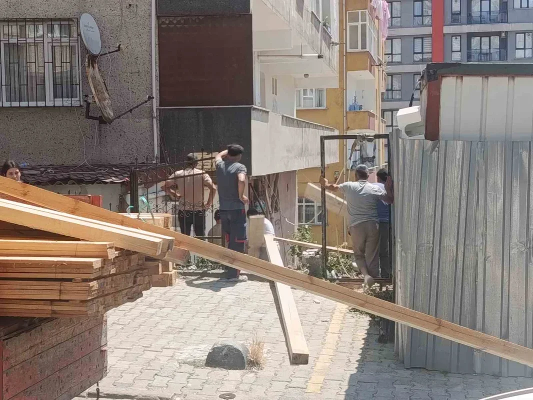 Küçükçekmece'de inşaat sırasında merdiven çöktü, tahliye yapıldı