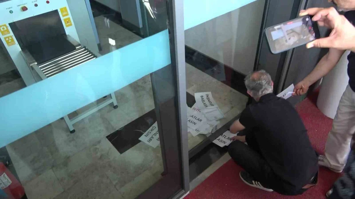 Atış Yapı mağdurları Downtown önünde toplandı: Evimizi istiyoruz