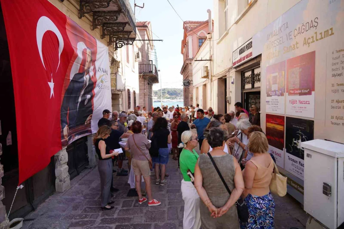 Ayvalık'ta Uzun Yol sergisi ve kültür sanat açılımı başladı