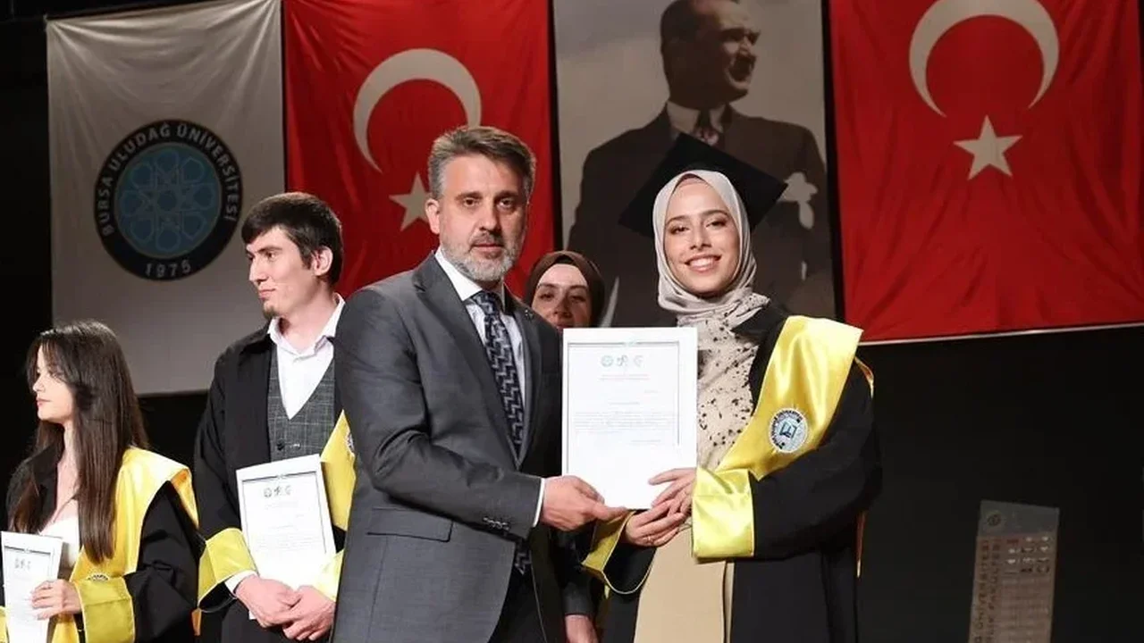 Şahin Biba'dan genç mimarlara mezuniyet töreninde tavsiyeler
