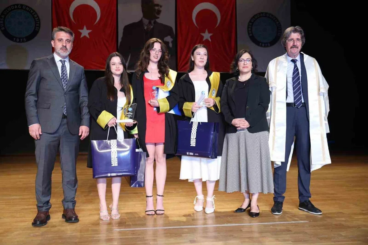 Şahin Biba'dan genç mimarlara mezuniyet töreninde tavsiyeler