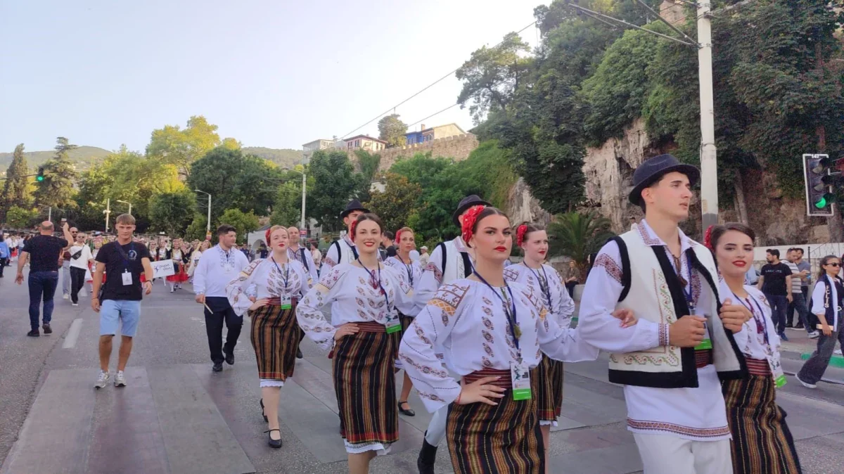 Altın Karagöz korteji Bursa sokaklarını renklendirdi