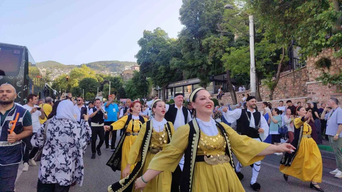 Altın Karagöz korteji Bursa sokaklarını renklendirdi