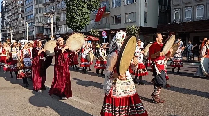 Altın Karagöz korteji Bursa sokaklarını renklendirdi