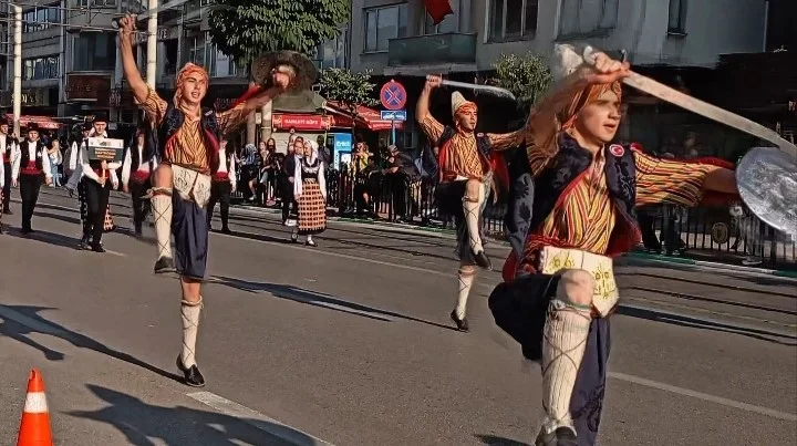 Altın Karagöz korteji Bursa sokaklarını renklendirdi