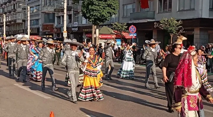 Altın Karagöz korteji Bursa sokaklarını renklendirdi