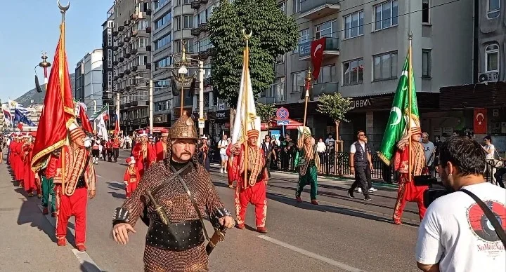 Altın Karagöz korteji Bursa sokaklarını renklendirdi
