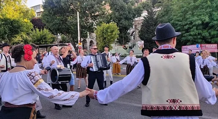 Altın Karagöz korteji Bursa sokaklarını renklendirdi