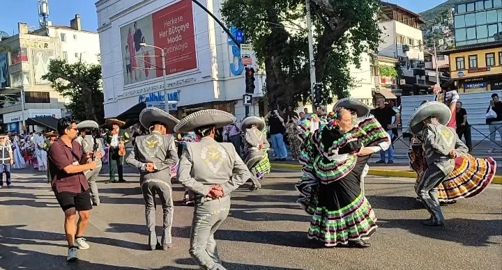 Altın Karagöz korteji Bursa sokaklarını renklendirdi