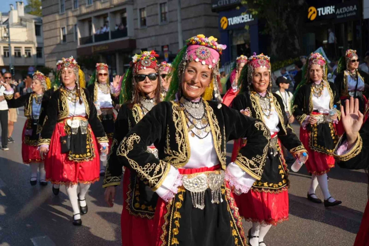 Altın Karagöz korteji Bursa sokaklarını renklendirdi