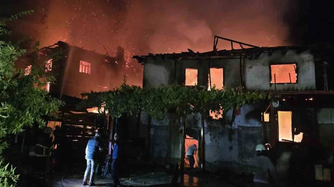 Bilecik'te ahşap ev yangını iki evi kullanılamaz hale getirdi
