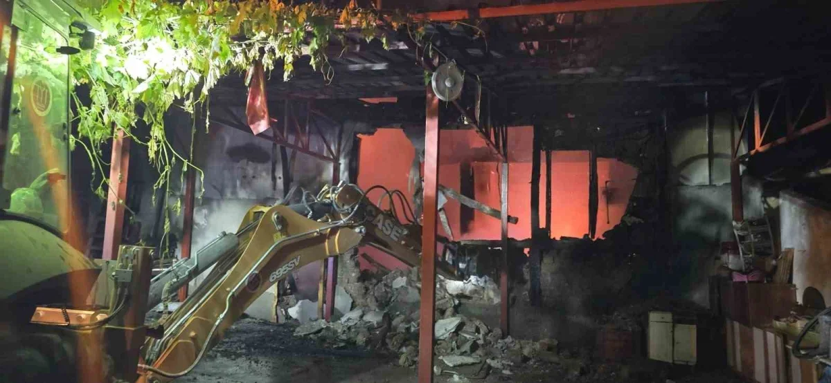 Bilecik'te ahşap ev yangını iki evi kullanılamaz hale getirdi